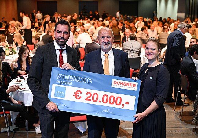 OCHSNER Wärmepumpen: Unsere Spende an UNICEF wurde beim diesjährigen Partnerkongress von Anna Wilhelm-Strenn und Werner Blach entgegengenommen. 