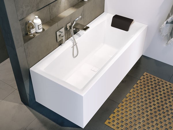 RIHO: Plug & Play Badewannen – eine eingebaute Badewanne mit dem Design einer halb freistehenden Badewanne